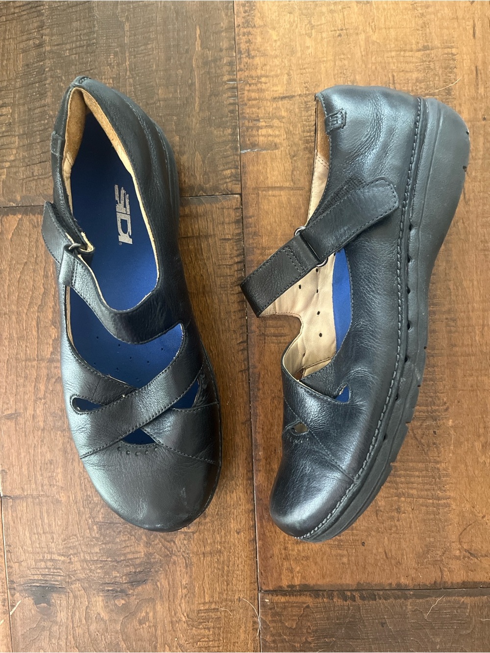 Clark’s Unstructured black leather Mary Jane comfort lightweight walking flats